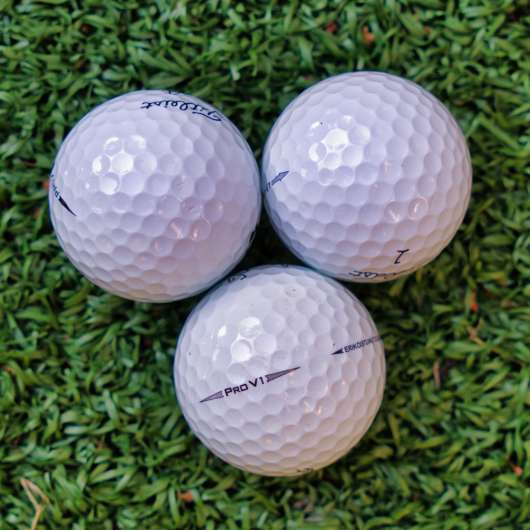 Käytetty erinomaisessa kunnossa oleva golfpallo
